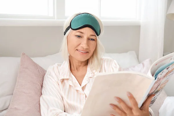 Volwassen Vrouw Het Lezen Van Tijdschrift Slaapkamer — Stockfoto