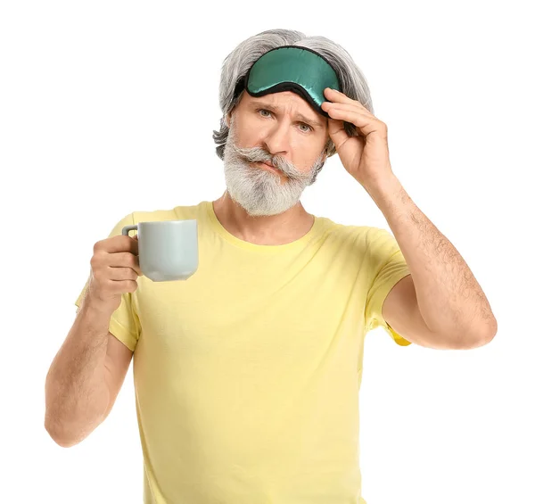 Ältere Mann Schlafmaske Und Tasse Kaffee Auf Weißem Hintergrund — Stockfoto