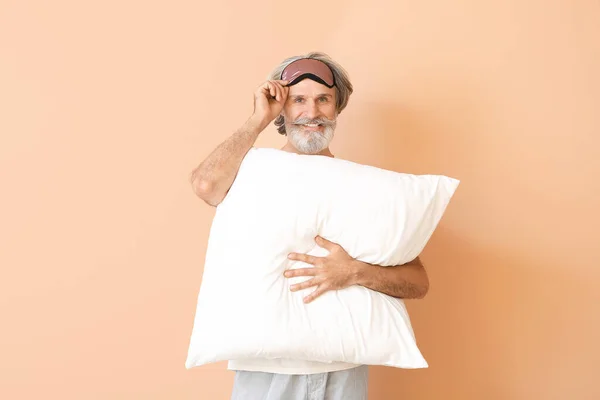 Starší Muž Masce Spánku Barevném Pozadí — Stock fotografie