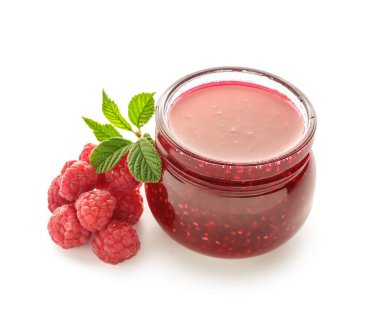 Beyaz arka planda tatlı ahududu reçeli kavanoz