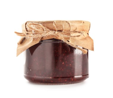 Beyaz arka planda tatlı ahududu reçeli kavanoz