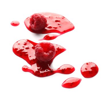 Beyaz arka planda tatlı ahududu reçeli