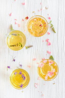 Hafif arka planda çiçek çayı olan bardaklar.