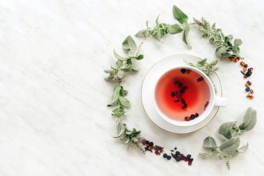 Hafif arkaplanda bitki çayı ile birlikte.