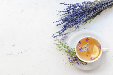 Hafif arkaplanda bitki çayı ile birlikte.