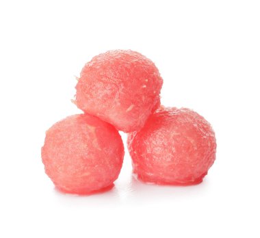 Beyaz arka planda lezzetli karpuz topları