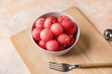 Lezzetli karpuz topları masada.