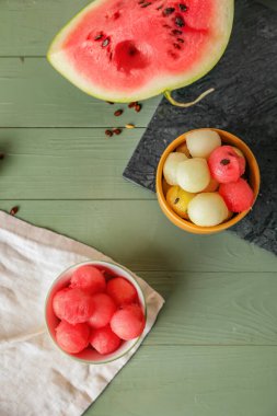 Tabaklardaki lezzetli karpuz topları masada.