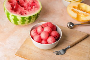 Lezzetli karpuz topları masada.