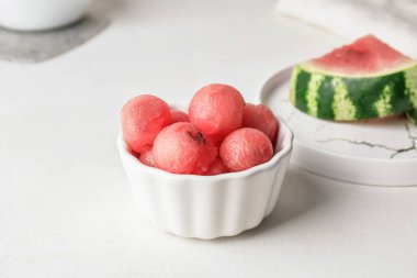 Lezzetli karpuz topları masada.