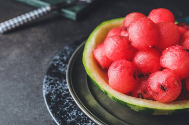 Olgun arkaplanda olgun karpuz içindeki lezzetli karpuz topları.