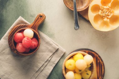 Tabaklardaki lezzetli karpuz topları masada.