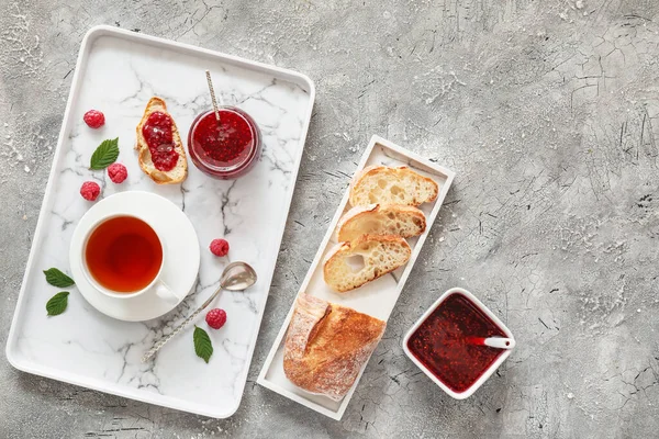 Pain Avec Confiture Framboises Sucrée Sur Table — Photo