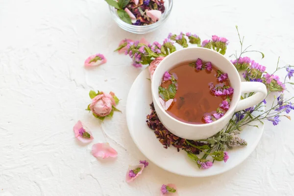 Kupa Virágos Tea Világos Háttér — Stock Fotó