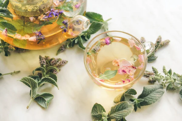 Théière Tasse Avec Tisane Sur Fond Clair — Photo