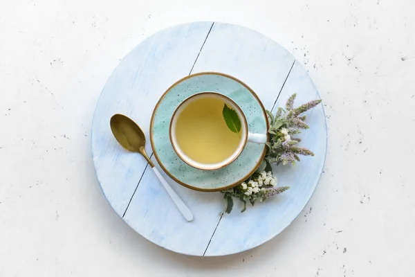 Tasse Mit Kräutertee Auf Hellem Hintergrund — Stockfoto