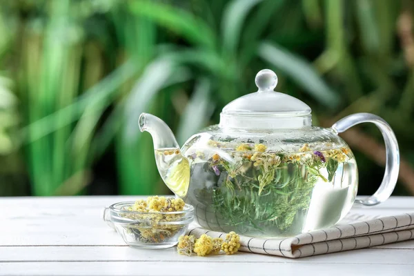 Τσαγιέρα Floral Τσάι Και Ξηρά Λουλούδια Στο Τραπέζι Θολή Φόντο — Φωτογραφία Αρχείου