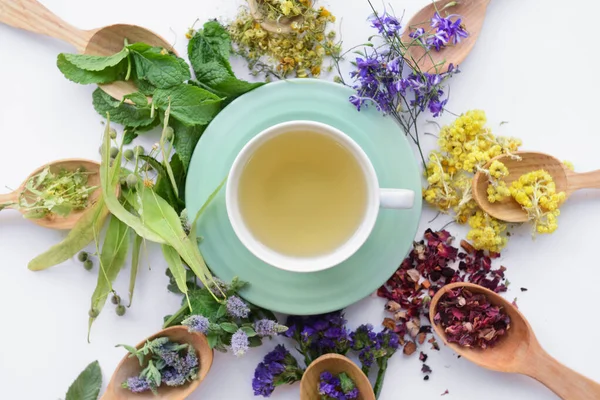 Ξηρά Λουλούδια Κουτάλια Και Κύπελλο Floral Τσάι Στο Φως Φόντο — Φωτογραφία Αρχείου