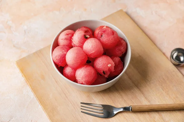 Lezzetli karpuz topları masada.
