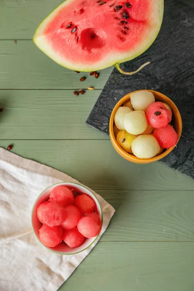 Tabaklardaki lezzetli karpuz topları masada.