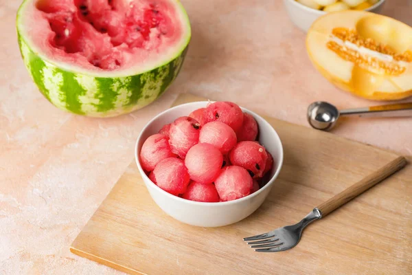Lezzetli karpuz topları masada.