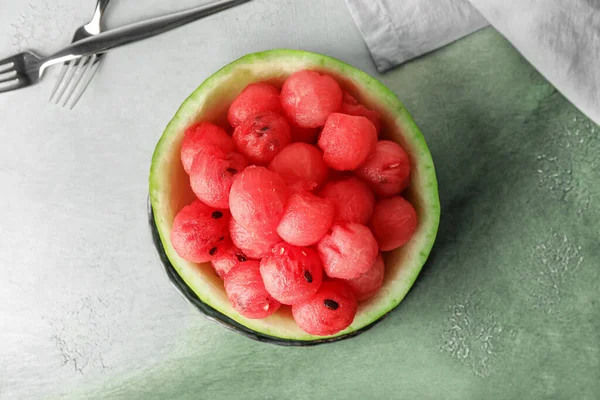 Masada olgun karpuz içinde lezzetli karpuz topları.
