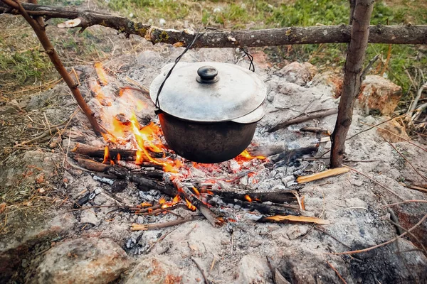 屋外で火に食べ物を準備するための釜 — ストック写真