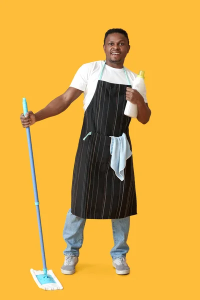 Afroamerikansk Man Med Mopp Och Tvättmedel Färg Bakgrund — Stockfoto