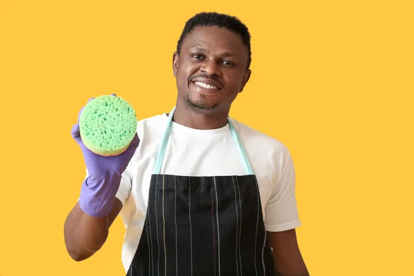 African American Man Sponge Color Background — Stock Photo, Image