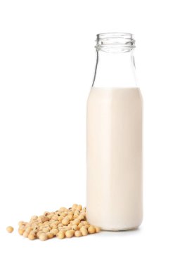 Beyaz arka planda izole edilmiş bir şişe soya sütü.