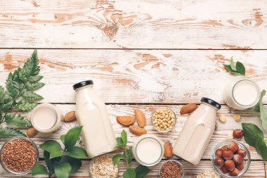 Ahşap arka planda farklı süt şişeleri