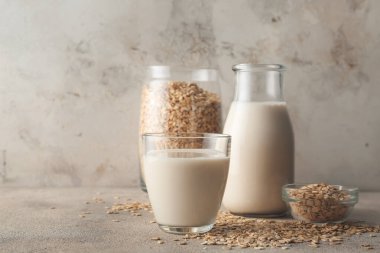 Sürahi ve bir bardak yulaf sütü.