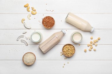 Ahşap arka planda farklı süt şişeleri