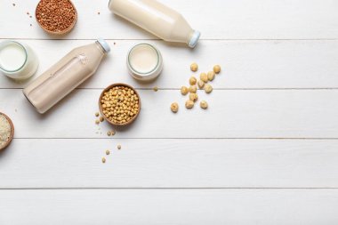 Ahşap arka planda farklı süt şişeleri