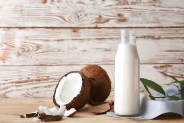 Masada bir şişe hindistan cevizi sütü