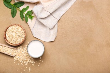 Arka planda bir bardak yulaf sütü