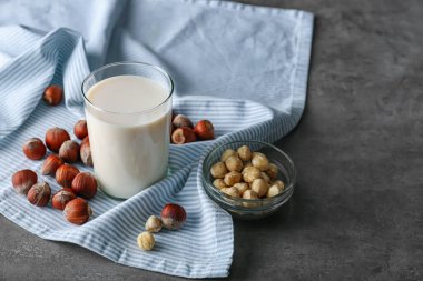 Renkli fındık sütü.