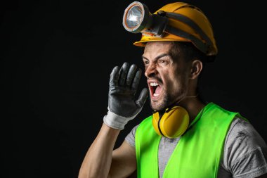 Karanlık arka plandaki madenciyi protesto etmek