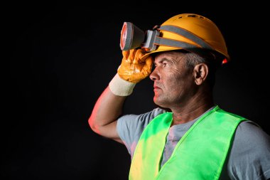 Karanlık arka planda madenci adam