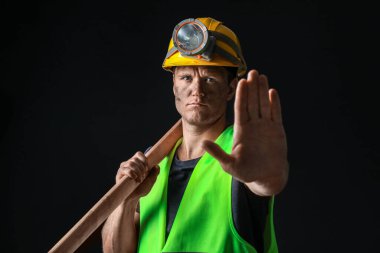 Madenci arka planda DUR hareketi gösteriyor