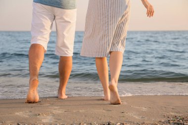 Deniz kıyısındaki mutlu genç çift