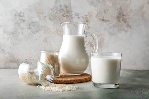 Caraffa Bicchieri Latte Riso Sul Tavolo — Foto Stock