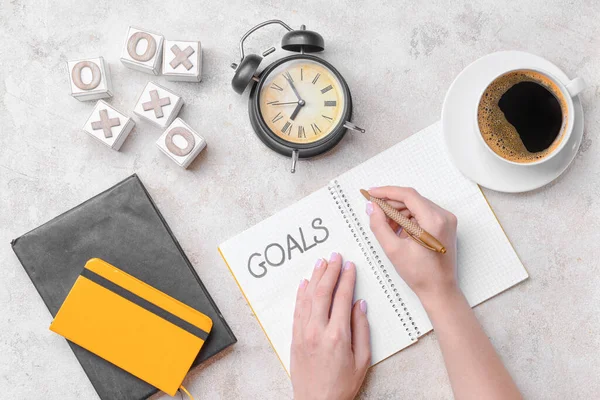 Manos Femeninas Cuadernos Taza Café Palabras Objetivos Mesa — Foto de Stock