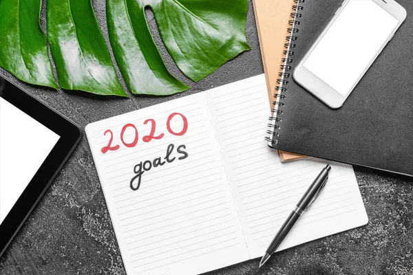 Text 2020 Goals Anteckningsbok Penna Och Mobiltelefon Mörk Bakgrund — Stockfoto