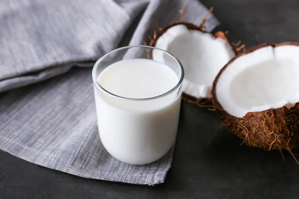 Glas Mit Leckerer Kokosmilch Auf Dunklem Hintergrund — Stockfoto