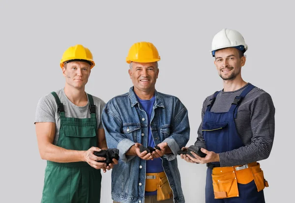 Hombres Mineros Con Carbón Sobre Fondo Gris — Foto de Stock