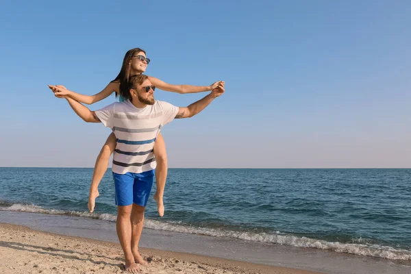 Szczęśliwa Młoda Para Plaży Morskiej — Zdjęcie stockowe