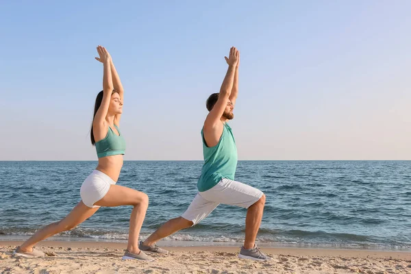 Sporty Young Couple Practicing Yoga Sea Beach — Stock Photo, Image