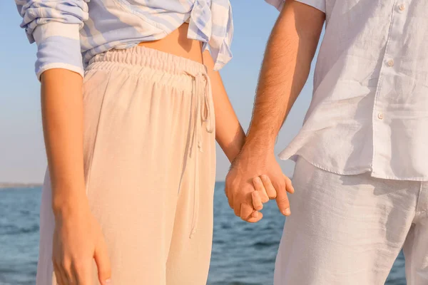 Feliz Jovem Casal Mãos Dadas Praia Mar Close — Fotografia de Stock