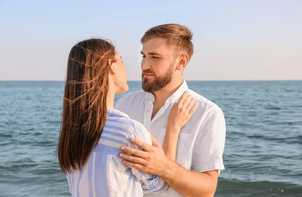 Feliz Pareja Joven Playa Del Mar —  Fotos de Stock